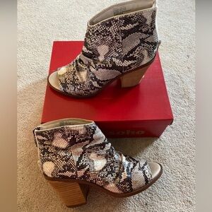 ZIGI SOHO Womens Beige Shootie Angled Ruched Heel Zip-Up Boots size 7.5